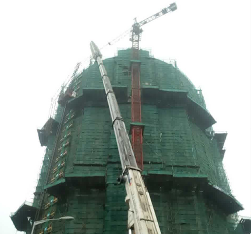 岢岚吊车在工地上作业
